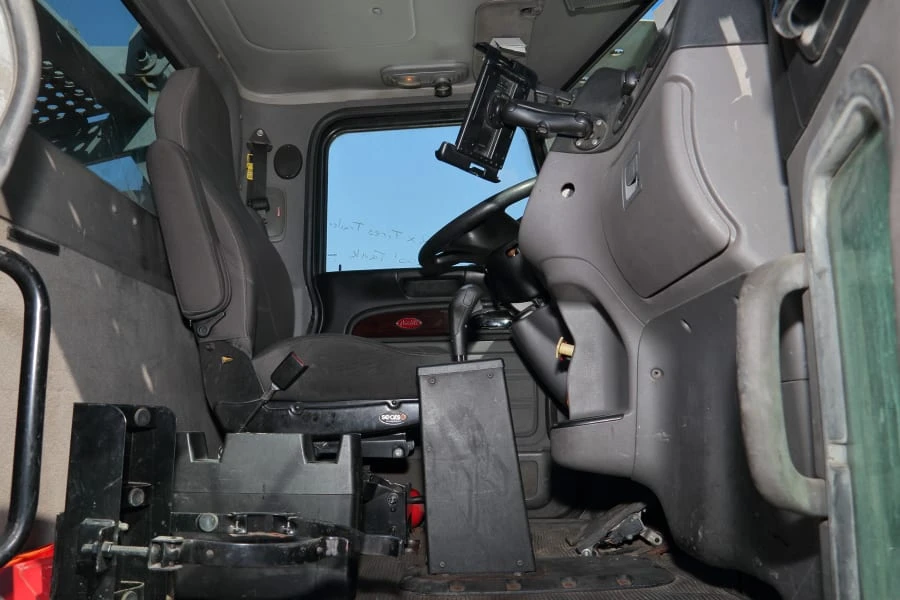 2013 Peterbilt - Image 27 of 31