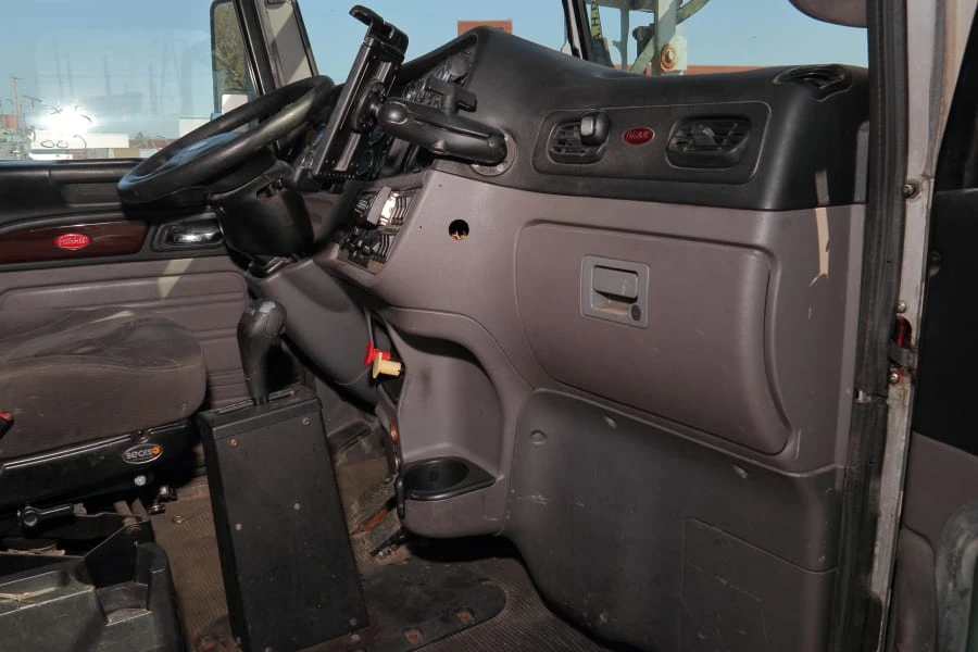 2013 Peterbilt - Image 19 of 31