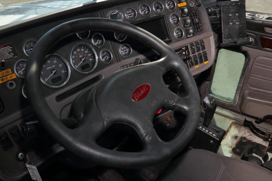 2013 Peterbilt - Image 22 of 31
