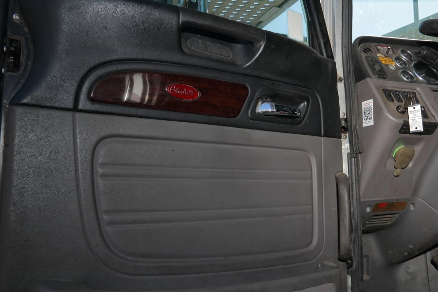 2013 Peterbilt - Image 24 of 31