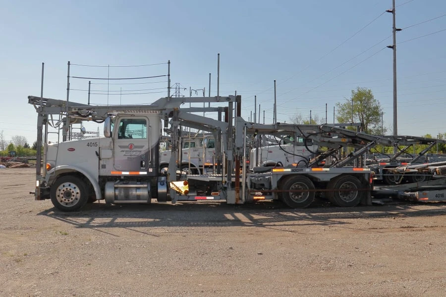 2013 Peterbilt - Image 2 of 31
