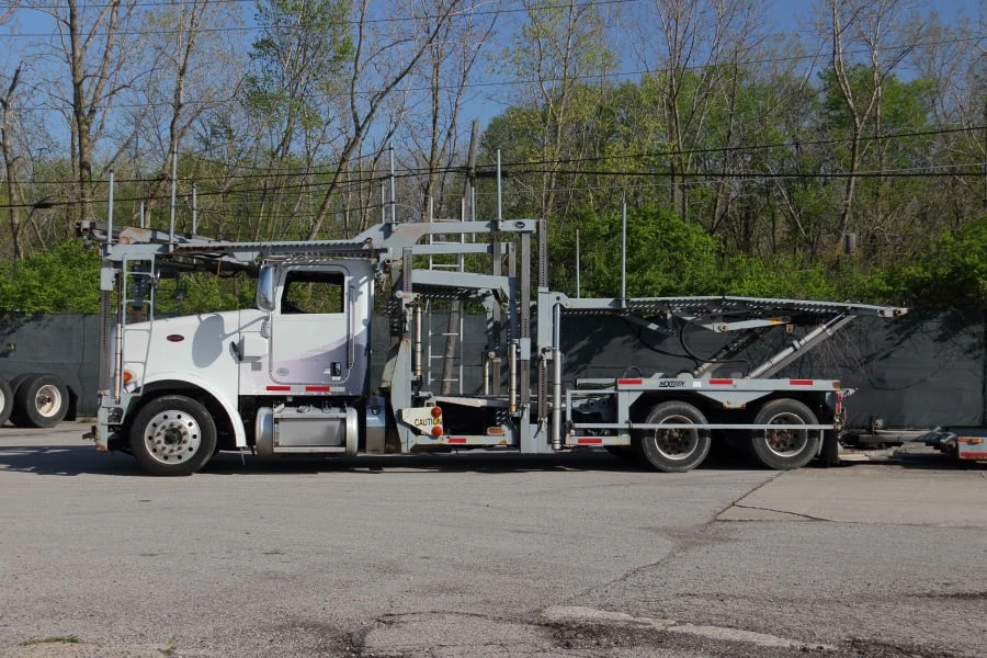 2013 Peterbilt - Image 2 of 31