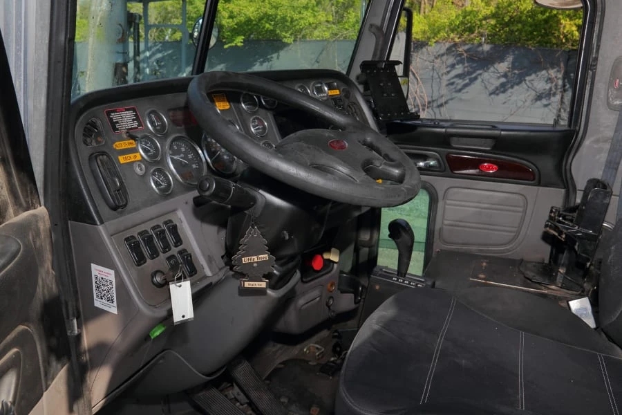 2013 Peterbilt - Image 19 of 31