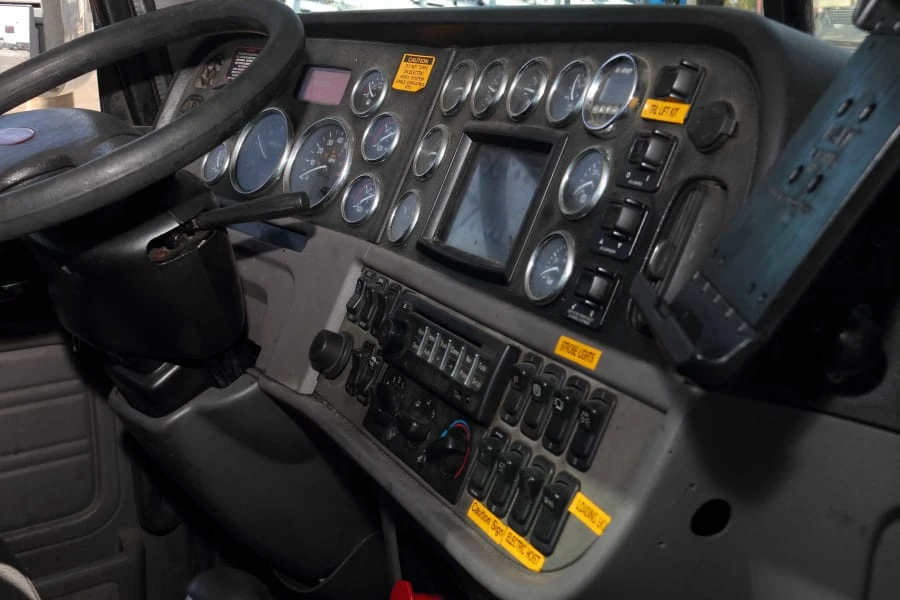 2013 Peterbilt - Image 22 of 31