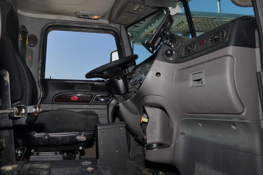 2013 Peterbilt - Image 18 of 31