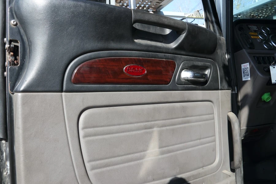 2013 Peterbilt - Image 26 of 31