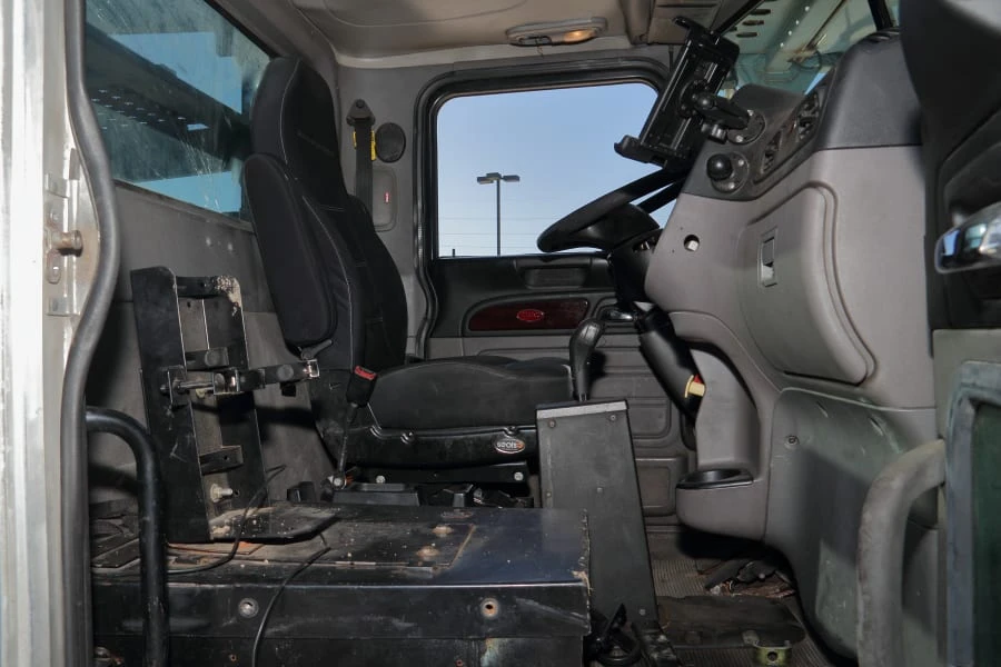 2013 Peterbilt - Image 23 of 31