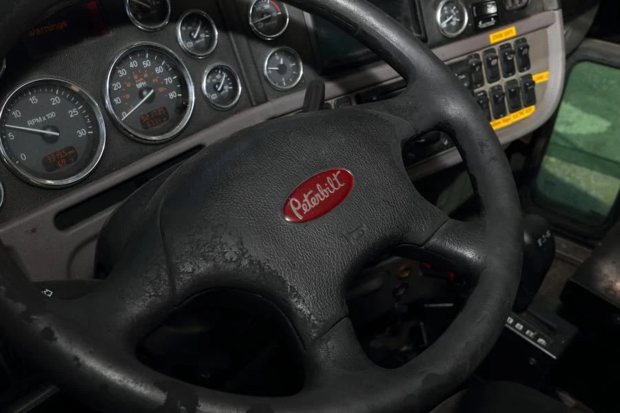 2013 Peterbilt - Image 25 of 31