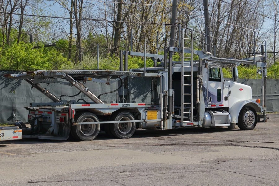 2013 Peterbilt - Image 3 of 31