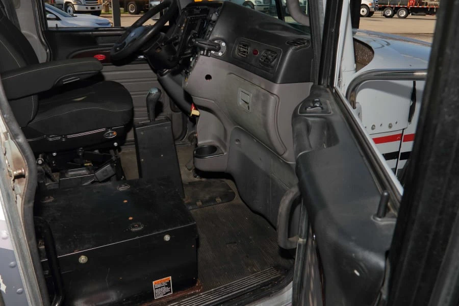 2013 Peterbilt - Image 22 of 31