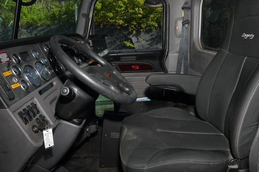 2013 Peterbilt - Image 21 of 31