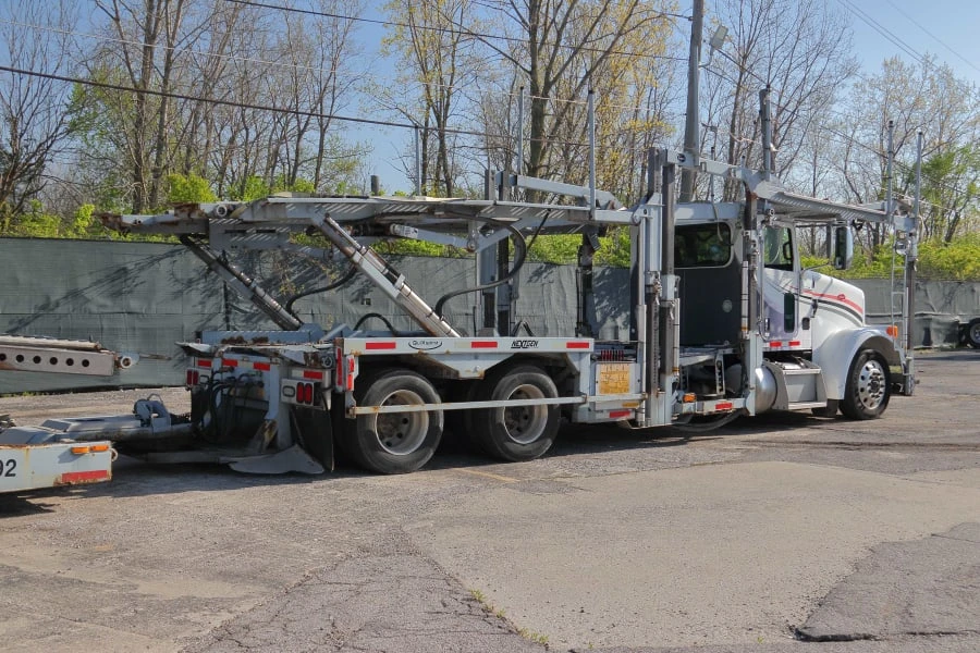2013 Peterbilt - Image 3 of 31