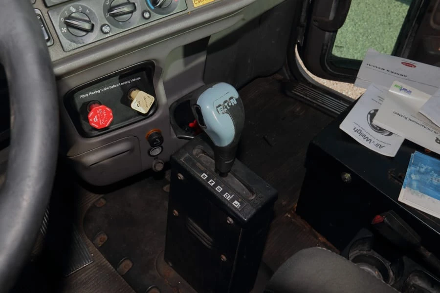 2013 Peterbilt - Image 29 of 31