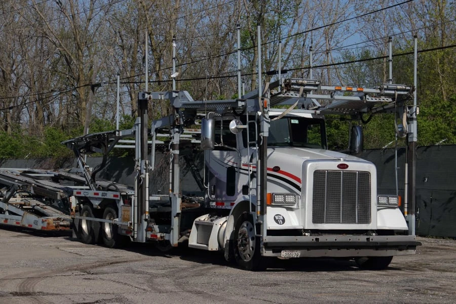 2013 Peterbilt - Image 6 of 31