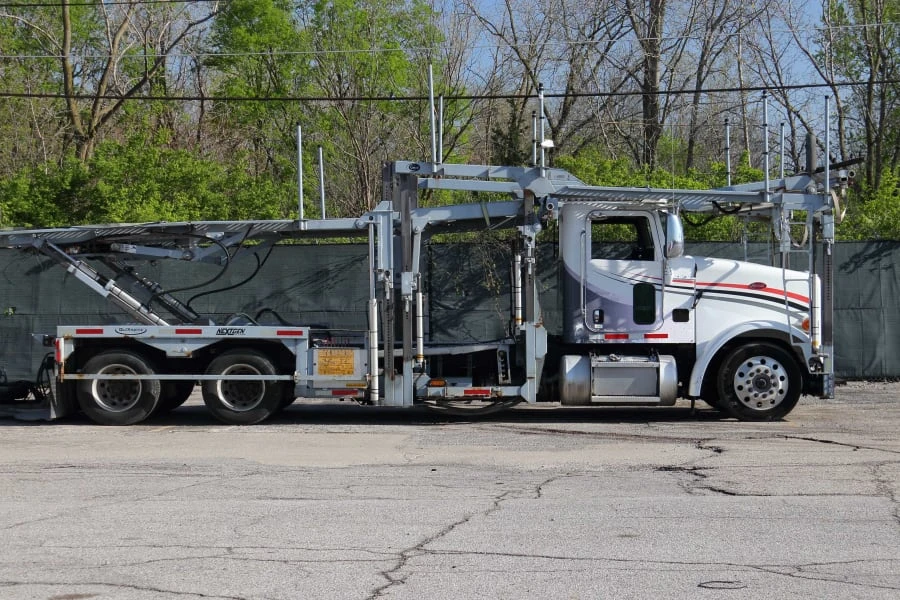 2013 Peterbilt - Image 2 of 31
