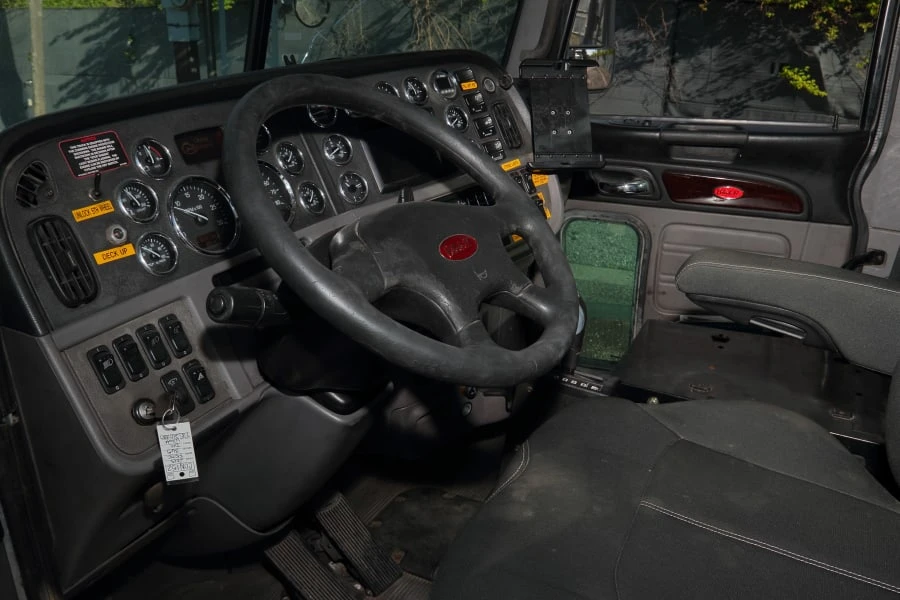 2013 Peterbilt - Image 28 of 31