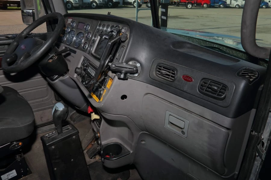 2013 Peterbilt - Image 27 of 31