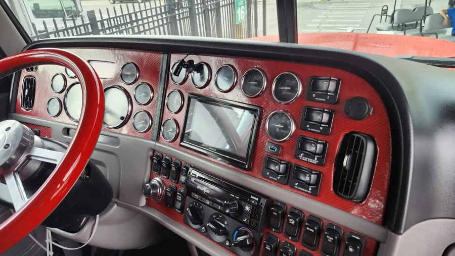 2013 Peterbilt - Image 11 of 16