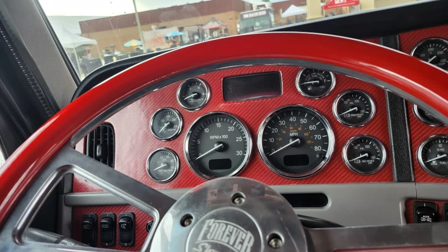 2013 Peterbilt - Image 9 of 16