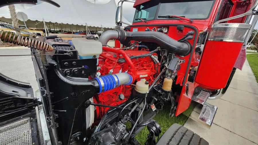 2013 Peterbilt - Image 15 of 16