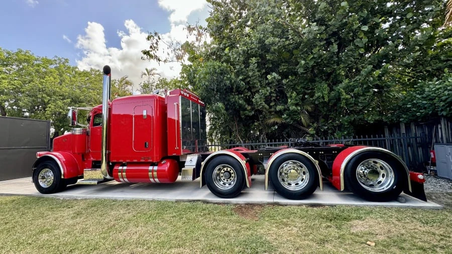 2013 Peterbilt - Image 2 of 16