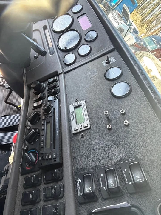 2013 Peterbilt - Image 8 of 13