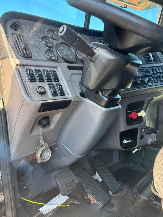 2013 Peterbilt - Image 11 of 13