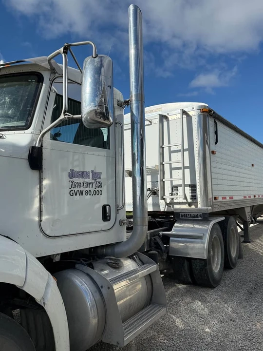2013 Peterbilt - Image 2 of 11