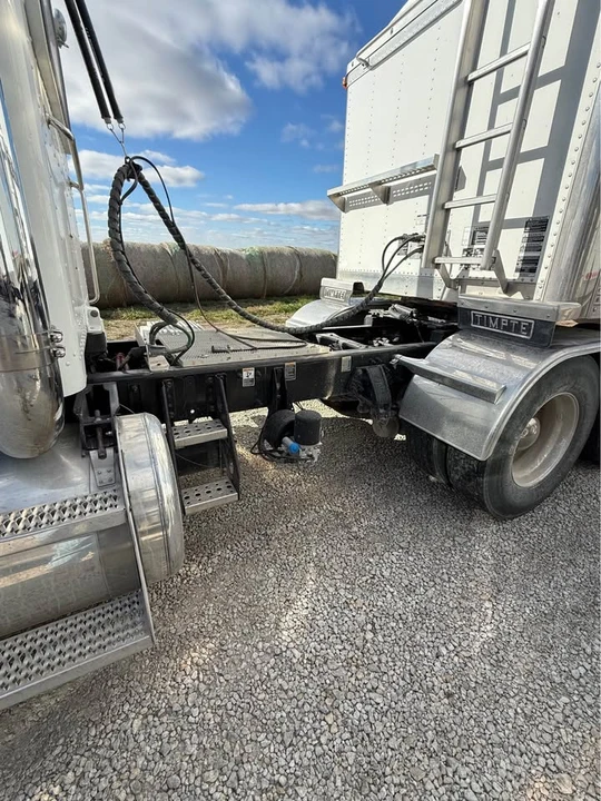 2013 Peterbilt - Image 3 of 11