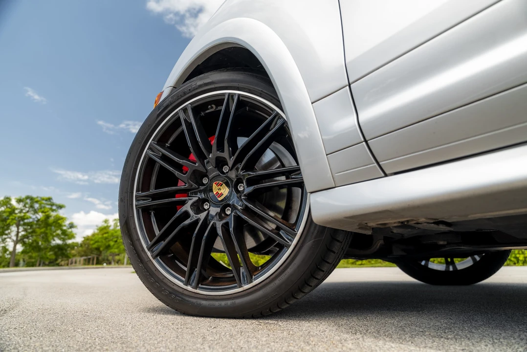 2013 Porsche 958 Cayenne GTS - Image 28 of 31