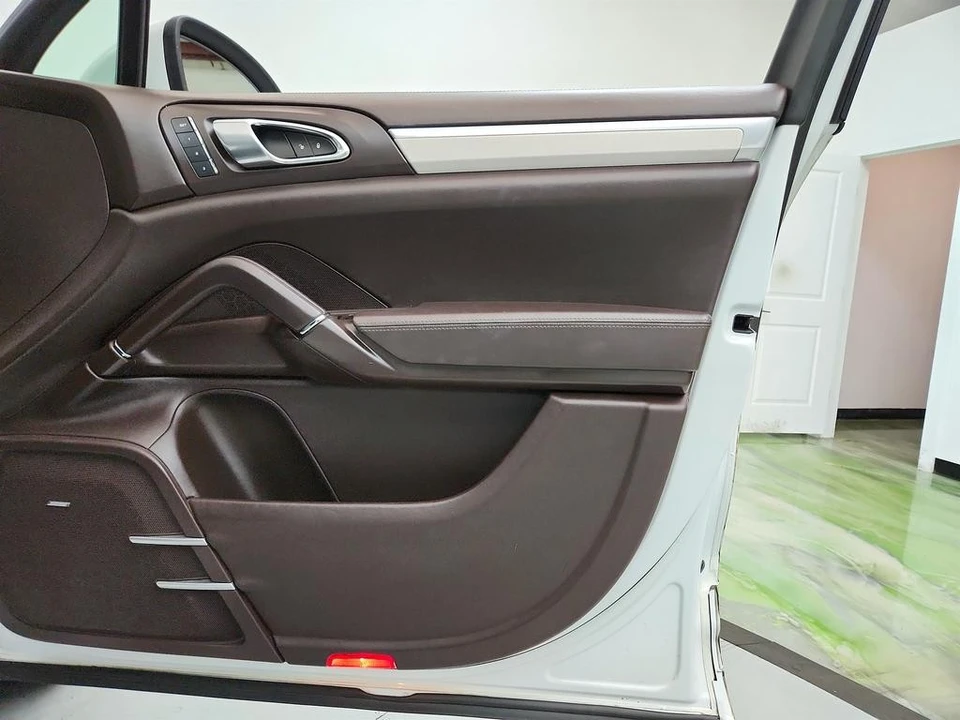 2013 Porsche 958 Cayenne GTS - Image 27 of 31