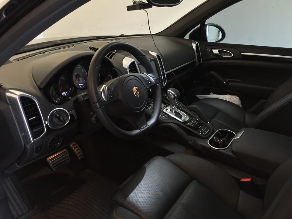 2013 Porsche 958 Cayenne S - Image 2 of 5