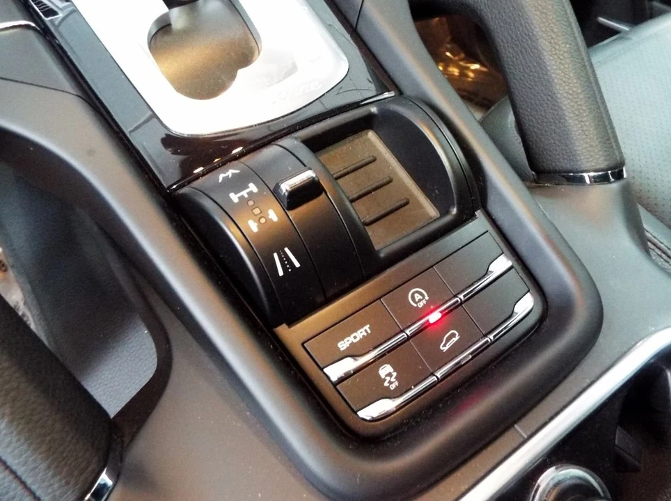 2013 Porsche 958 Cayenne S - Image 7 of 8