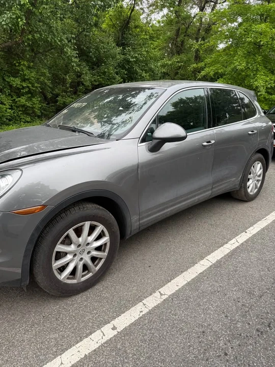 2013 Porsche 958 Cayenne - Image 2 of 8