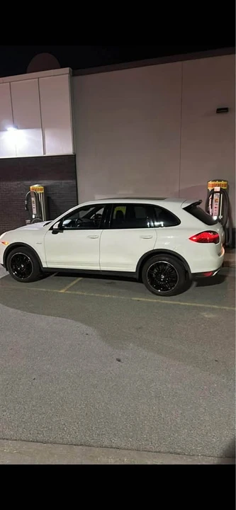 2013 Porsche 958 Cayenne - Image 2 of 3