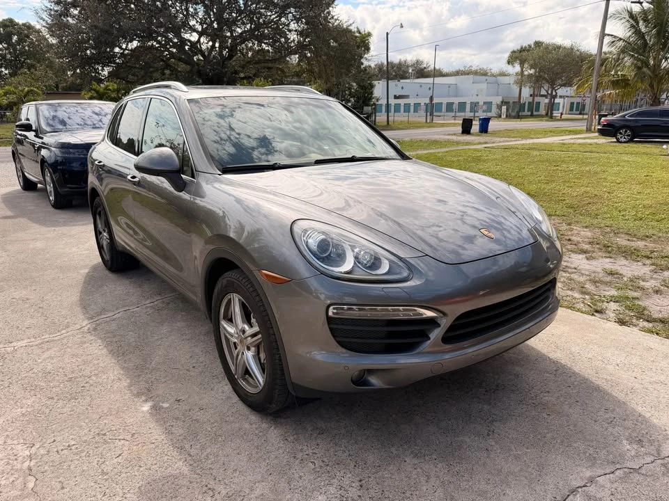 2013 Porsche 958 Cayenne S - Image 2 of 10