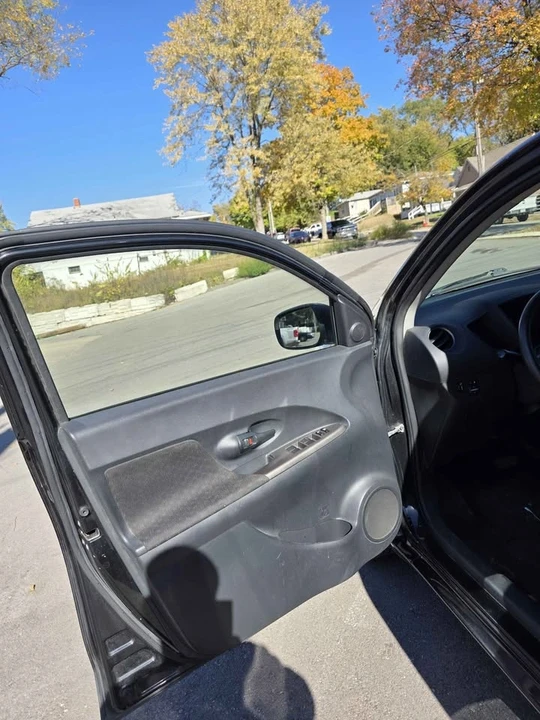 2013 Toyota Yaris - Image 9 of 13