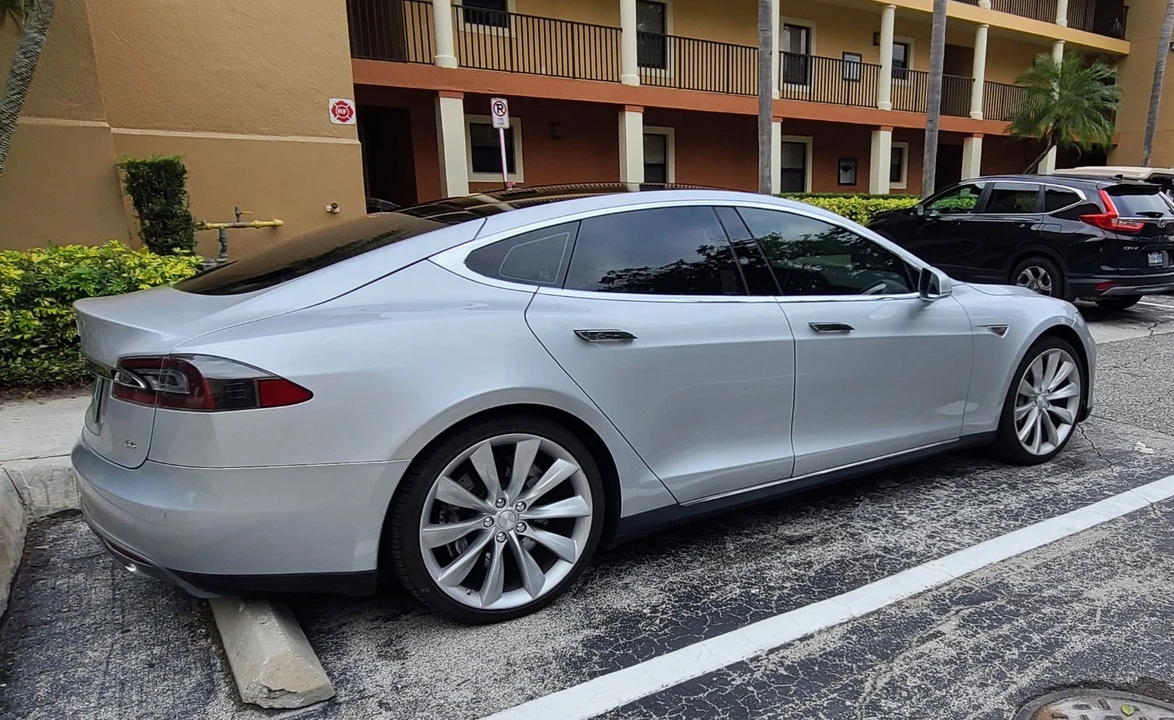 2013 Tesla Model S - Image 5 of 21
