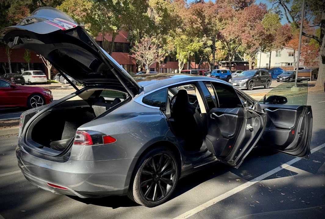 2013 Tesla Model S - Image 9 of 15