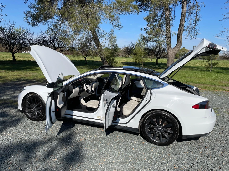 2013 Tesla Model S - Image 10 of 31