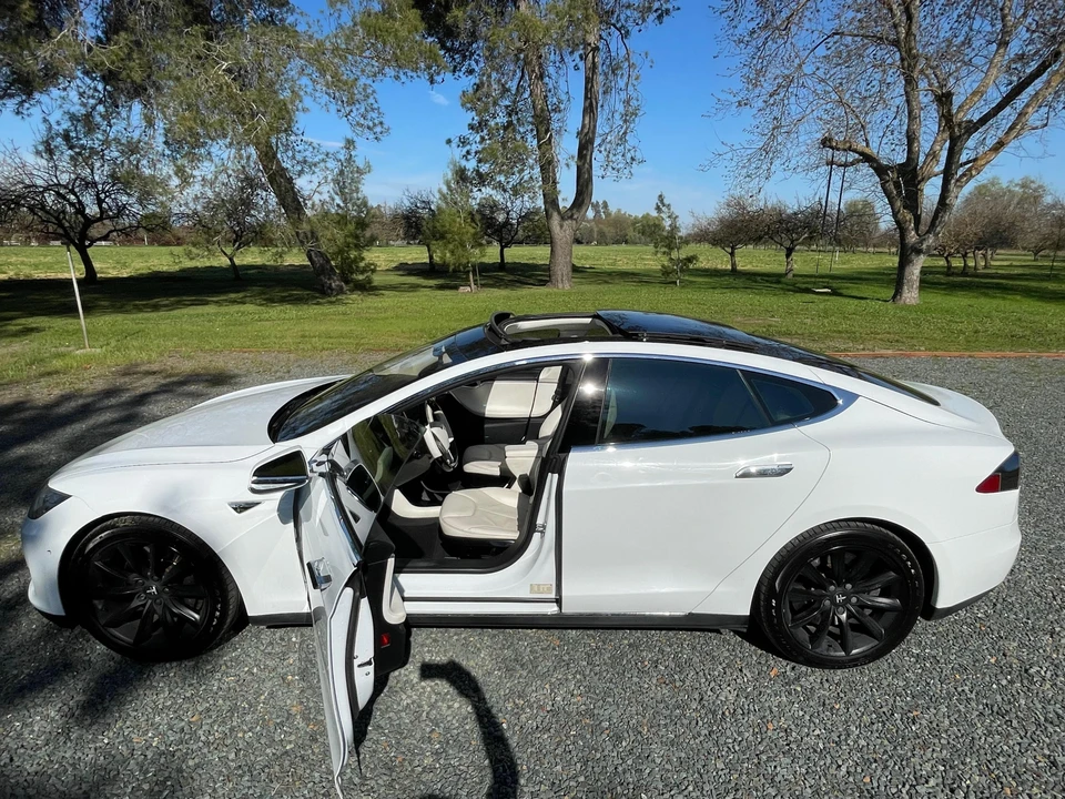 2013 Tesla Model S - Image 9 of 31