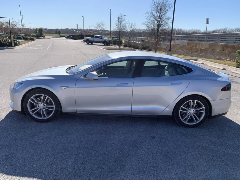 2013 Tesla Model S - Image 10 of 31