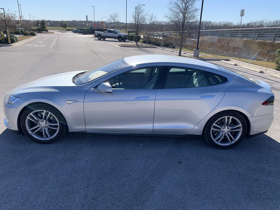 2013 Tesla Model S - Image 11 of 31