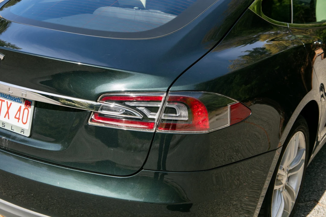 2013 Tesla Model S - Image 25 of 31