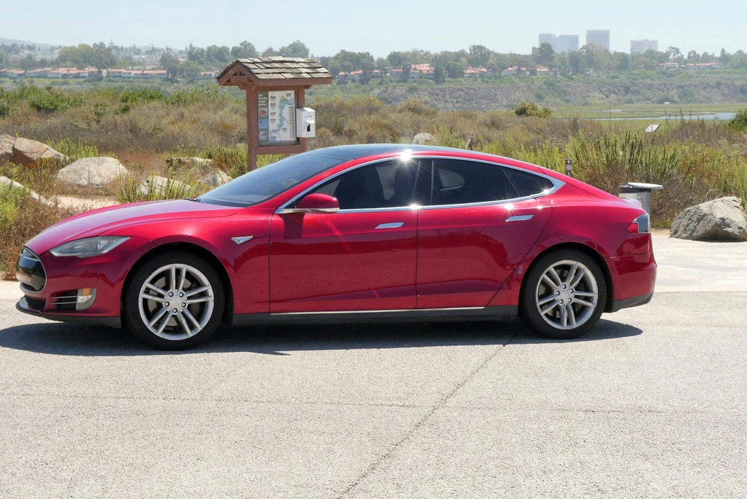 2013 Tesla Model S - Image 9 of 31