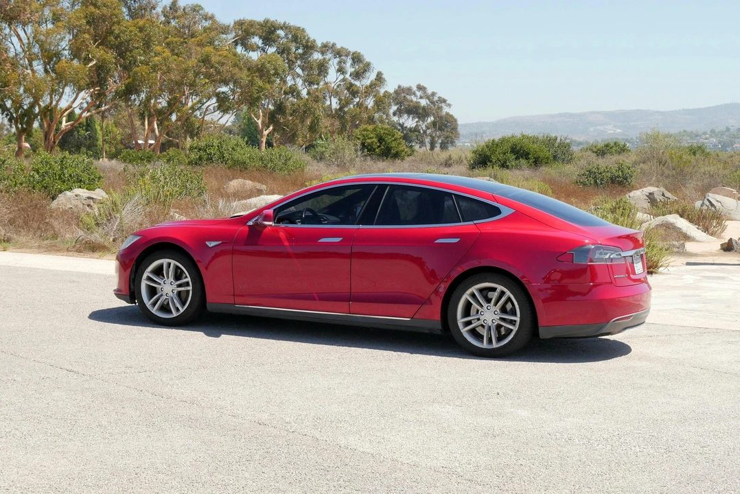 2013 Tesla Model S - Image 12 of 31