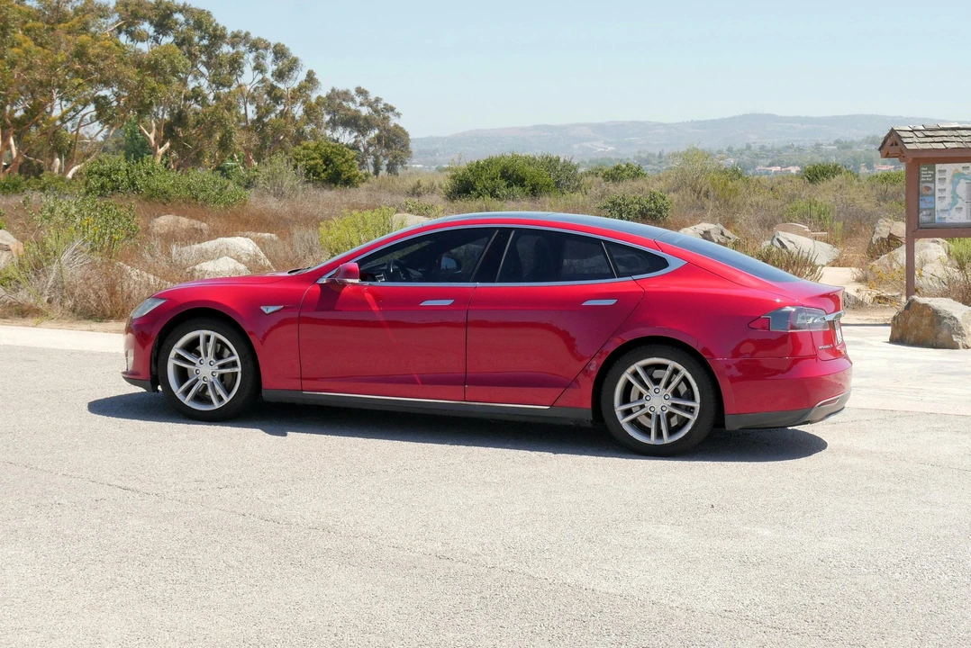 2013 Tesla Model S - Image 11 of 31
