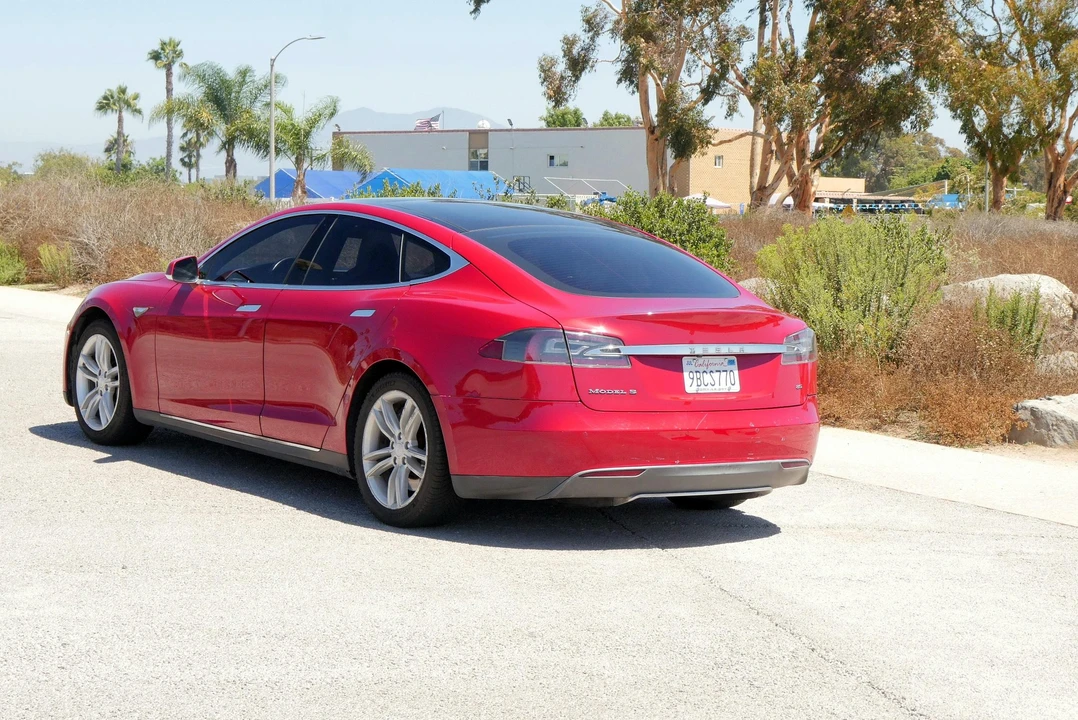 2013 Tesla Model S - Image 15 of 31