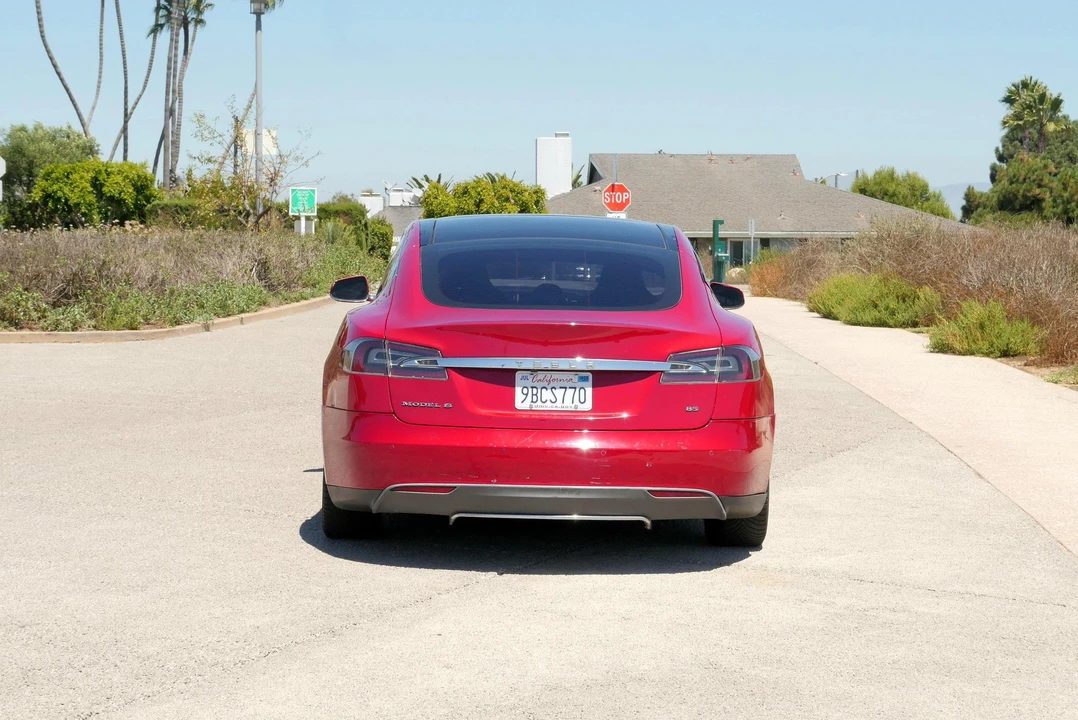 2013 Tesla Model S - Image 19 of 31