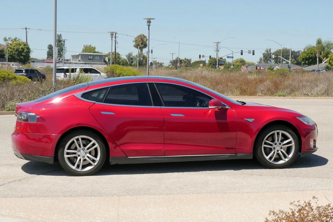 2013 Tesla Model S - Image 28 of 31